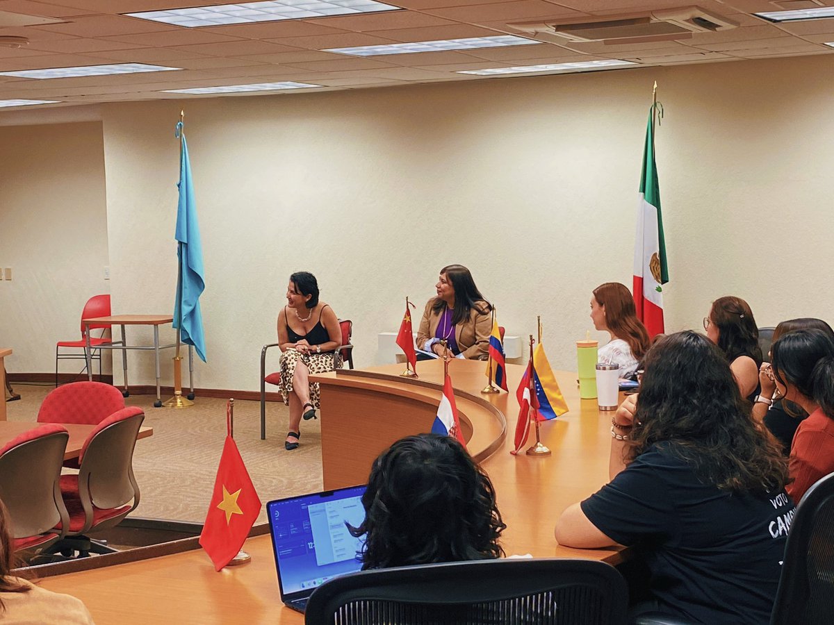 Car_Rey_'s tweet photo. Exposición de logros, proyectos y éxitos de estudiantes de la Escuela de CSociales y Gobierno con motivo de la visita de nuestra decana nacional @EdnaJaime a campus GDL ✨ @Azuropa @CSocialesTec @TECcampusGDL https://t.co/llSJI4mW5M