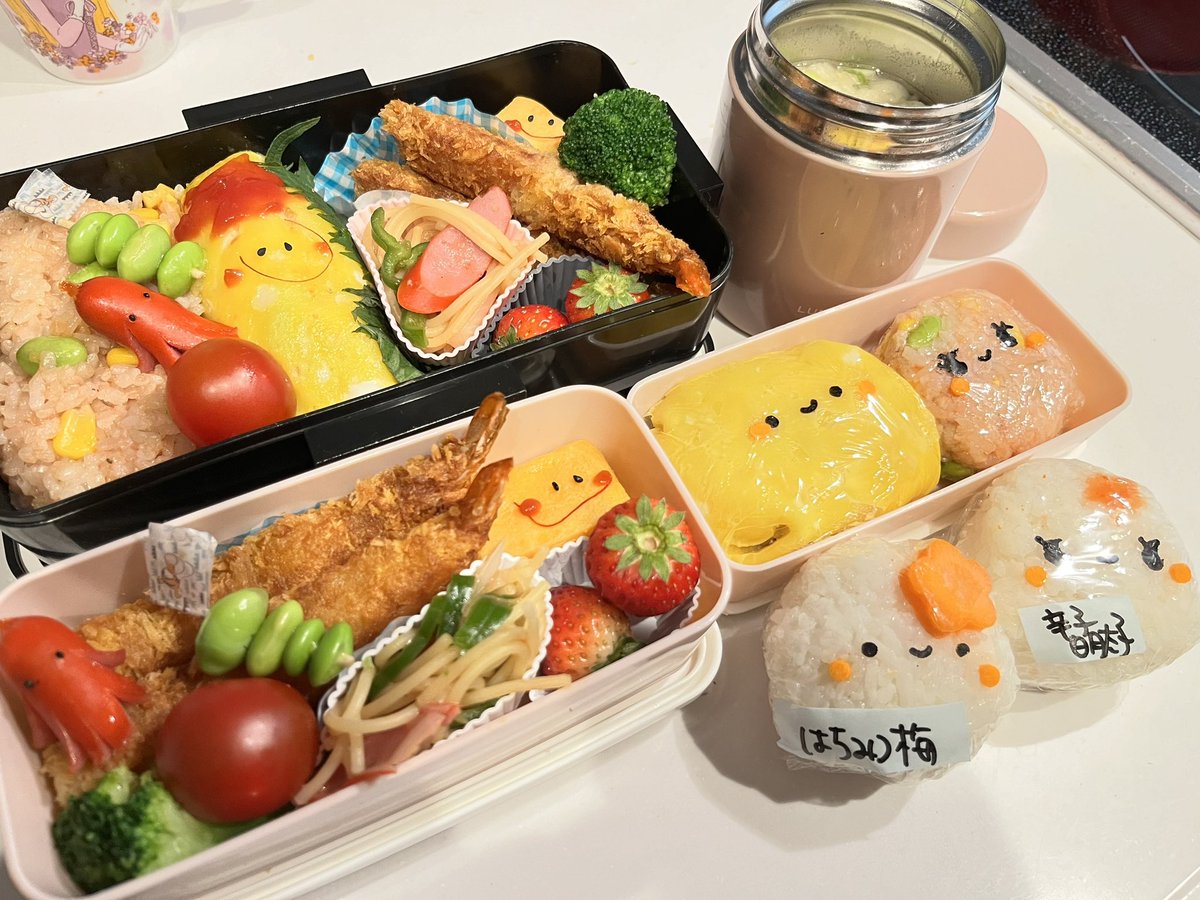 おはようございます #今日のお弁当 #高校と息子のお弁当 #お弁当記録 エビフライ ぴのナポ 玉子焼き ウインナー イチゴ おにぎり(オムライス、ケチャップライス、はちみつ梅、辛子明太子) 4/24(水) お子様ランチᴸᵘᴺᑦᴴ𖥣風にしてみた(*´˘`*)ʓ ꩢ ʓ ꩢ こんな感じだっけ？ ハンバーグがない‼️