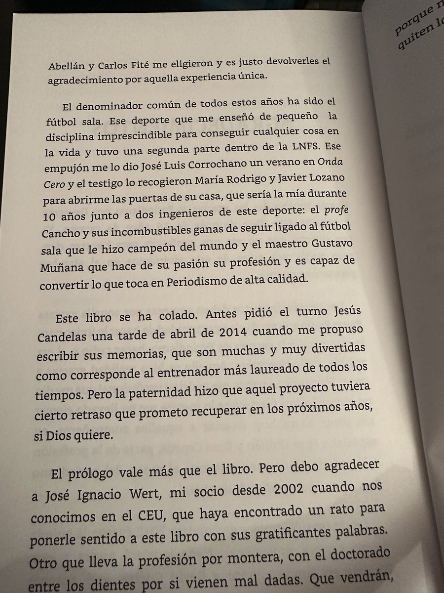 gustavomunana's tweet photo. 📕 He esperado al Día del Libro para recomendaros la lectura de uno muy especial escrito por @chemarubio_es un periodista de primer nivel con el que compartí muchas horas de grabación en #PistaAzul de la @LNFS Gracias por tu dedicación, valentía y lealtad compañero. https://t.co/EKY87zgiwV