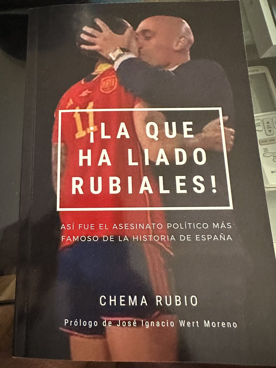 gustavomunana's tweet photo. 📕 He esperado al Día del Libro para recomendaros la lectura de uno muy especial escrito por @chemarubio_es un periodista de primer nivel con el que compartí muchas horas de grabación en #PistaAzul de la @LNFS Gracias por tu dedicación, valentía y lealtad compañero. https://t.co/EKY87zgiwV
