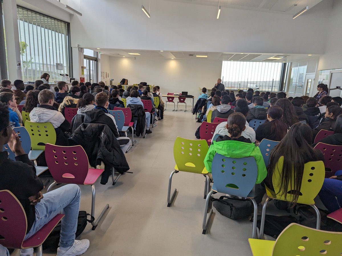 Aujourd'hui, au collège, conférence de Jean Michel FAUVERGUE, ex patron du Raid, à destination de tous les élèves de 3ème! #métiersdelapolice #ParcoursAvenir #Passionnant