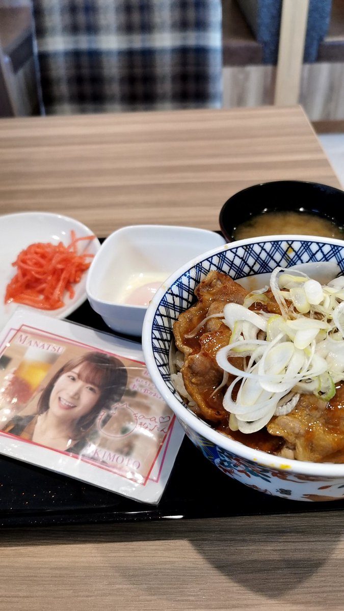 今朝は吉野家で大判豚肩ロース焼き丼大盛りだよまなったん520日目👀 ネットで半熟卵を入れると旨さアップと書いて有ったので実戦。半熟ヒーローでは有りません😵これはタレと半熟卵が上手く混ざって卵あえ見たいになって旨いです😋次もこれやります✌️おはまなったんです( ´∀`)#毎日秋元真夏