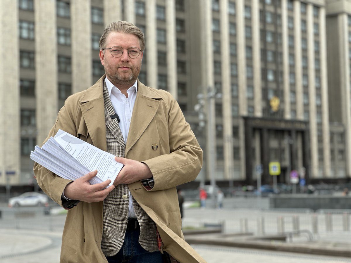 YablokoParty's tweet image. Yabloko Chairman Nikolai Rybakov handed over to the State Duma and the Federation Council more than a thousand signatures of citizens in favour of disclosing the incomes of deputies. eng.yabloko.ru/33532-2/