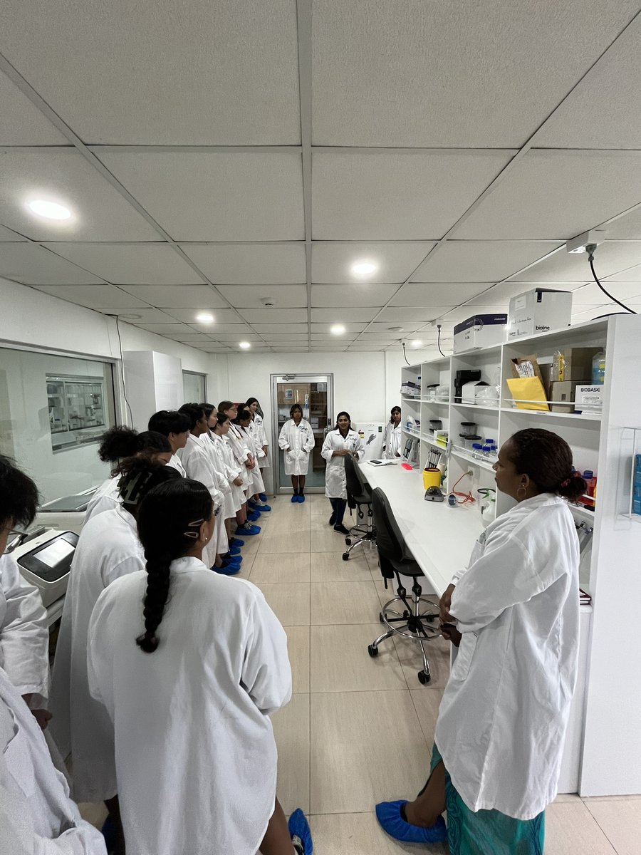 #PacificAgriculture | 🧬 Curious minds from the International School Suva discovered the #genebank at #CePaCT (Centre for Pacific Crops and Trees), including this freezer that caught their attention, where collected #seeds can be stored for a hundred years! ❄️