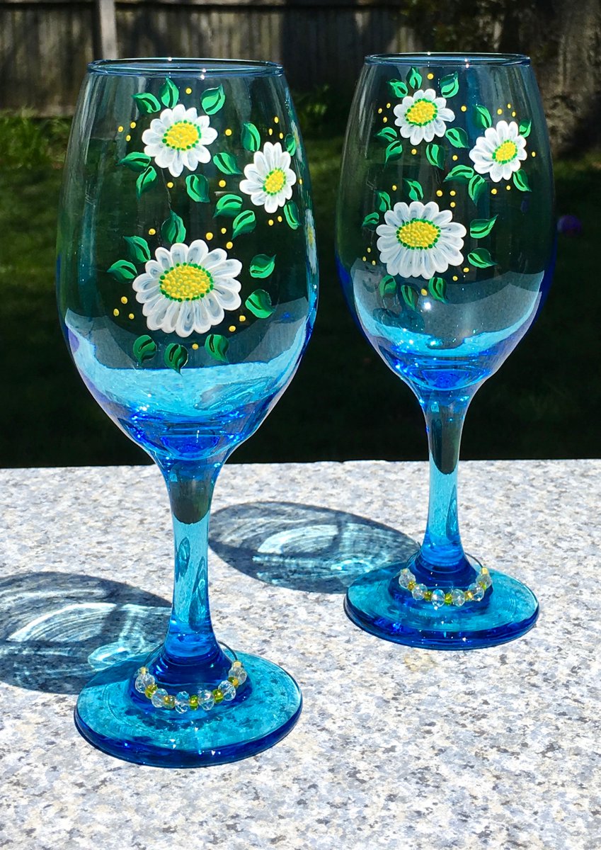 Daisy wine glasses etsy.com/listing/597924… #daisy #flowerlovergift #wineglasses #SMILEtt23 #CraftBizParty #EtsySeller #etsyshop #MothersDay