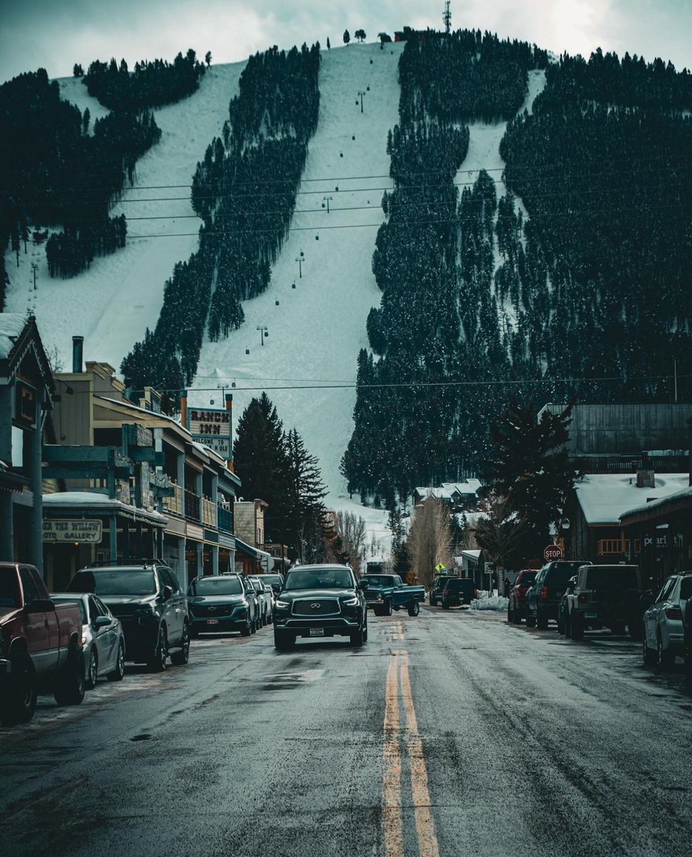 The beautiful city of Bozeman is located in southern Montana.

🏔️ Bozeman has a very unique nickname - BozAngeles! This is because many celebrities have moved to the town. - including (allegedly) John Mayer and Michael Keaton. 

Just so picturesque and peaceful.