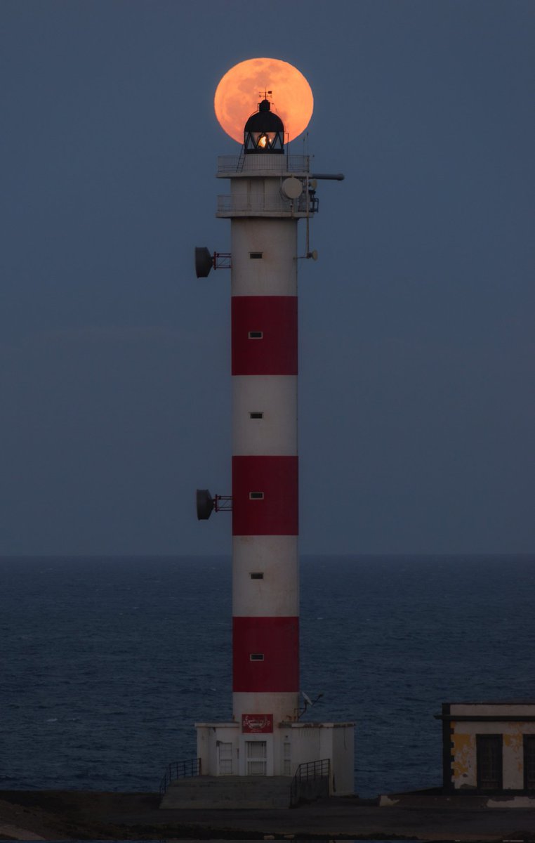 PhotoshotTen's tweet photo. Luna rosa de abril desde Punta de Abona, Tenerife. https://t.co/C1yQnU3ODg
