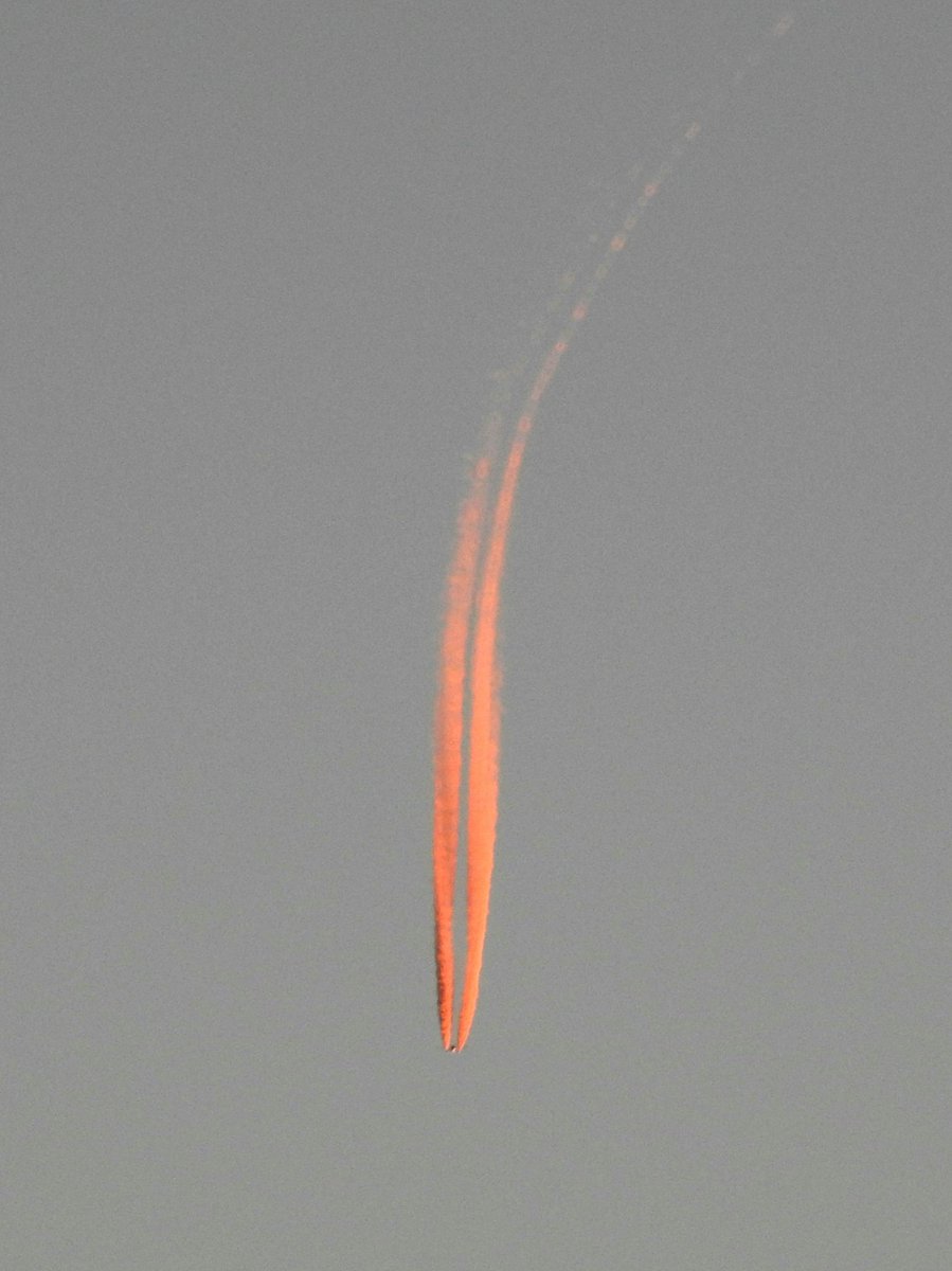 Pink contrails pinker than #PinkMoon #TankertonBay from #TheStreet @WhitstableLive @DavidBflower @PeterGWeather @liamdutton @StormHour @metoffice @ThePhotoHour #StormHour #loveukweather #getoutside