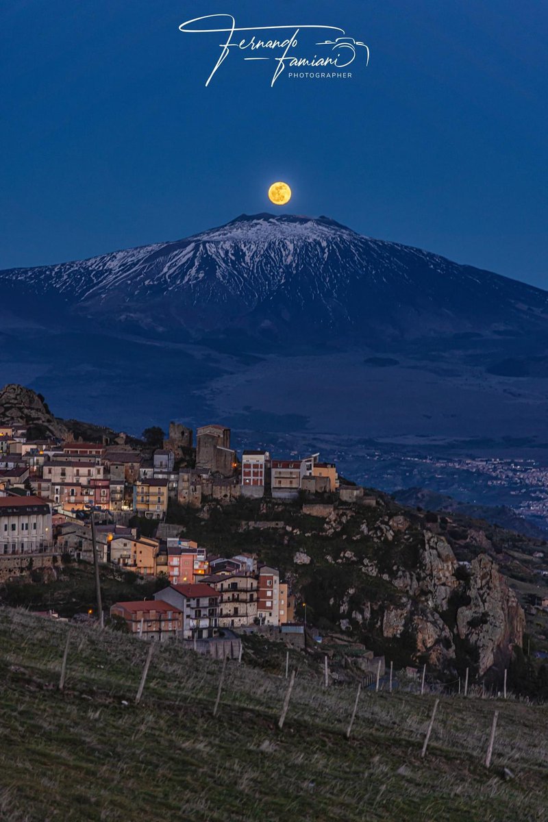 L’Etna questa sera visto da Cesaró (foto Fernando Famiani) #etna #cesaro #sicilia #sicily #italia #italy