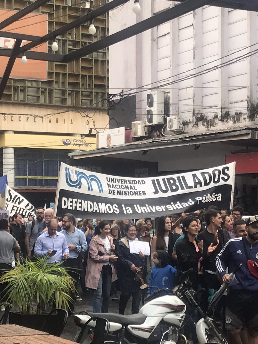 millsleo10's tweet photo. La Universidad pública es un Derecho 📚
#MarchaUniversitaria https://t.co/f70T3OtWig