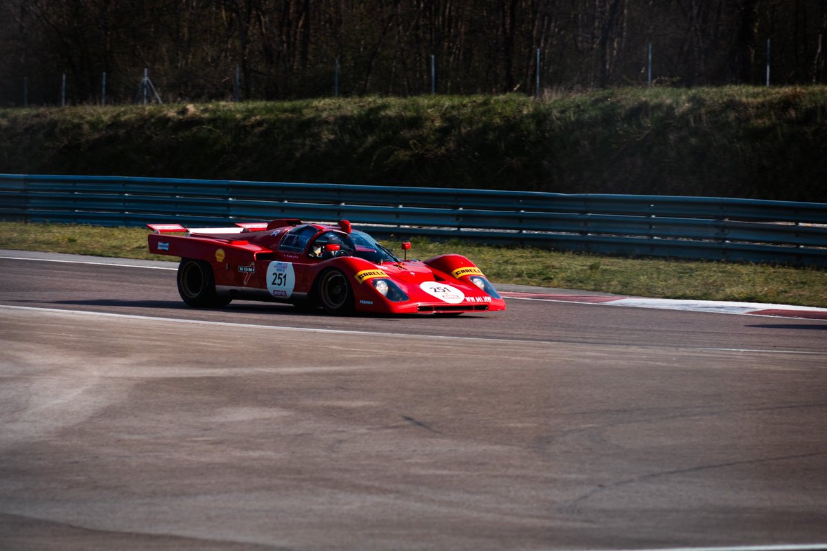 @911addict_ @peterauto Oh je la reconnais tiens ! 
Je l’avais vue sur le circuit de donjon prenois l’année dernière, absolument ahurissante