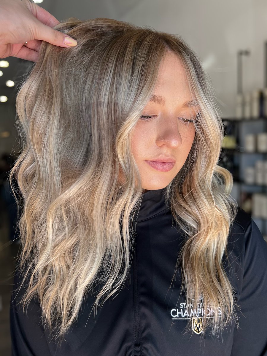 kyliemirandaaa's tweet photo. Hit me if ya need your hair done in Las Vegas 📲📞🩷
Blondes, Brunettes &amp; Hair Extensions  
Specializing in Lived in color (low maintenance) https://t.co/5bjya3pATJ