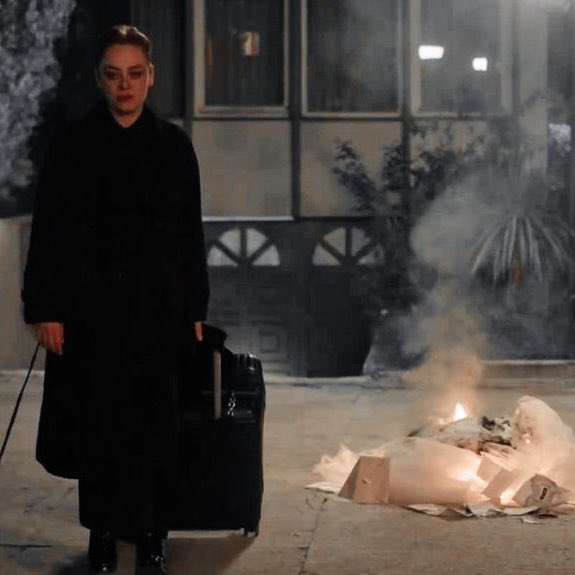 ilk bolumden beri hep civil civil rengarenk olan bahar’in ilk kez simsiyah giyinmesi..