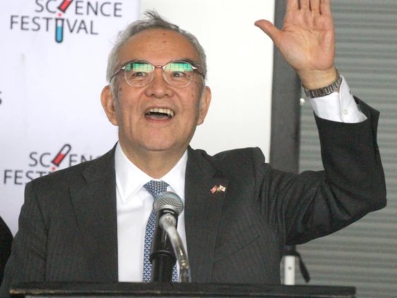 Thank you for sharing inspiring words to the youth of #saultstemarie Mr. Ambassador Kanji Yamanouchi! #Canada & #Japan will continue to collaborate in science & technology! Science festival marks decade of eureka moments saultstar.com/news/local-new… via @Saultreporter