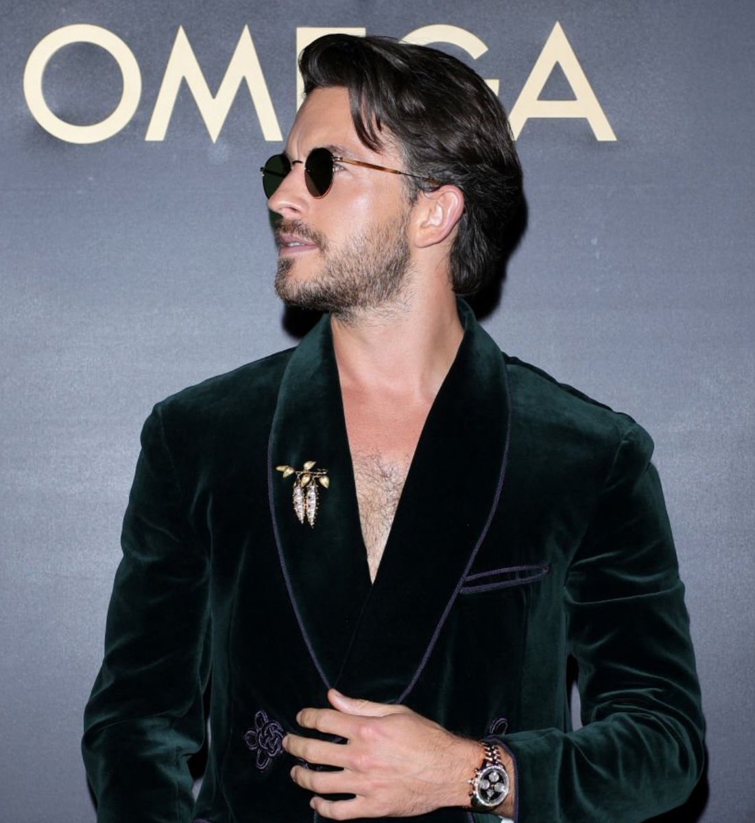 his hair!! his jacket!! His hand!! His glasses!! His beard!! His fucking chest hair!!!!!