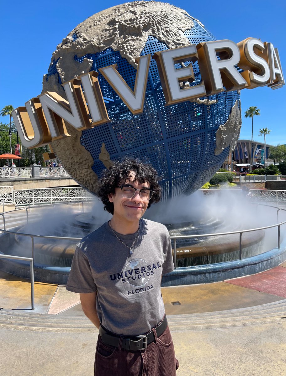 So excited to announce that I will be interning with Universal Orlando this fall, joining the Visual Merchandise team as a Visual Merchandise Assistant! Honored to be joining the amazing team that brings to life the tribute stores and merchandise displays throughout the parks! 🌎