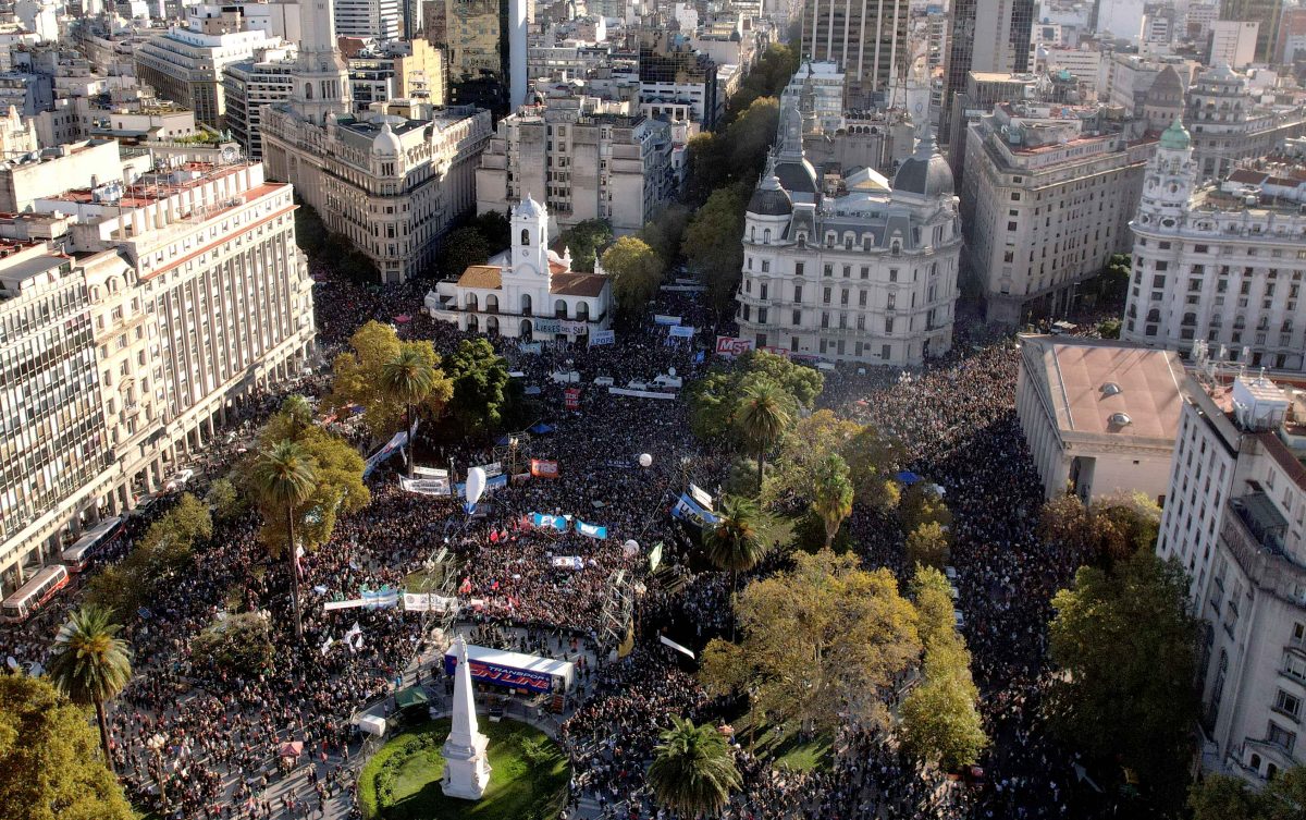 🇦🇷 #AHORA | Masiva movilización en defensa de la educación pública encabezada por las universidades en Buenos Aires, Argentina. #MarchaFederalUniversitaria