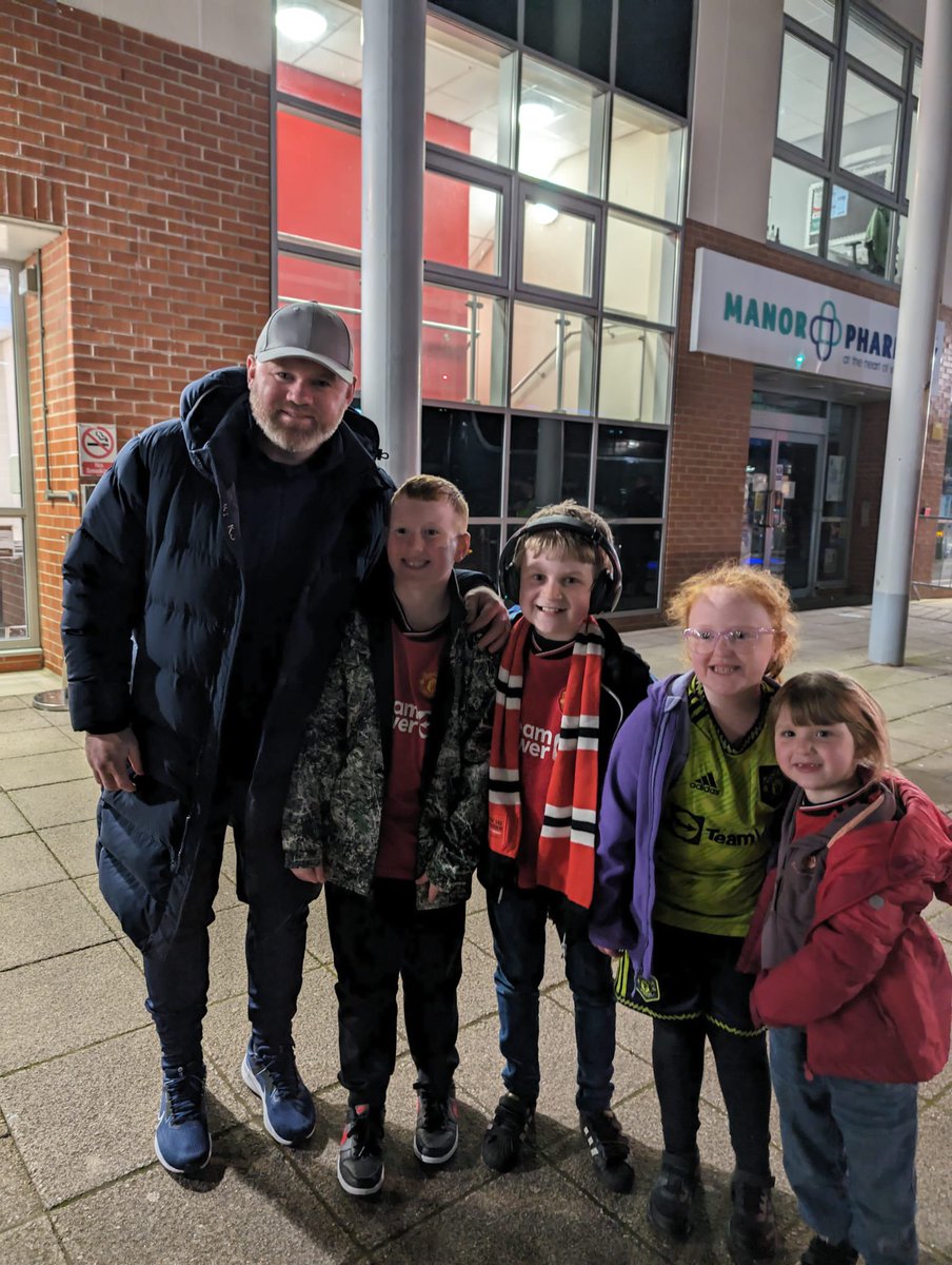 Great win and cup win for @ManUtd under 18’s. Think the kids were pleased to meet Wayne Rooney. Legend 🔴⚪️⚫️#UTFR