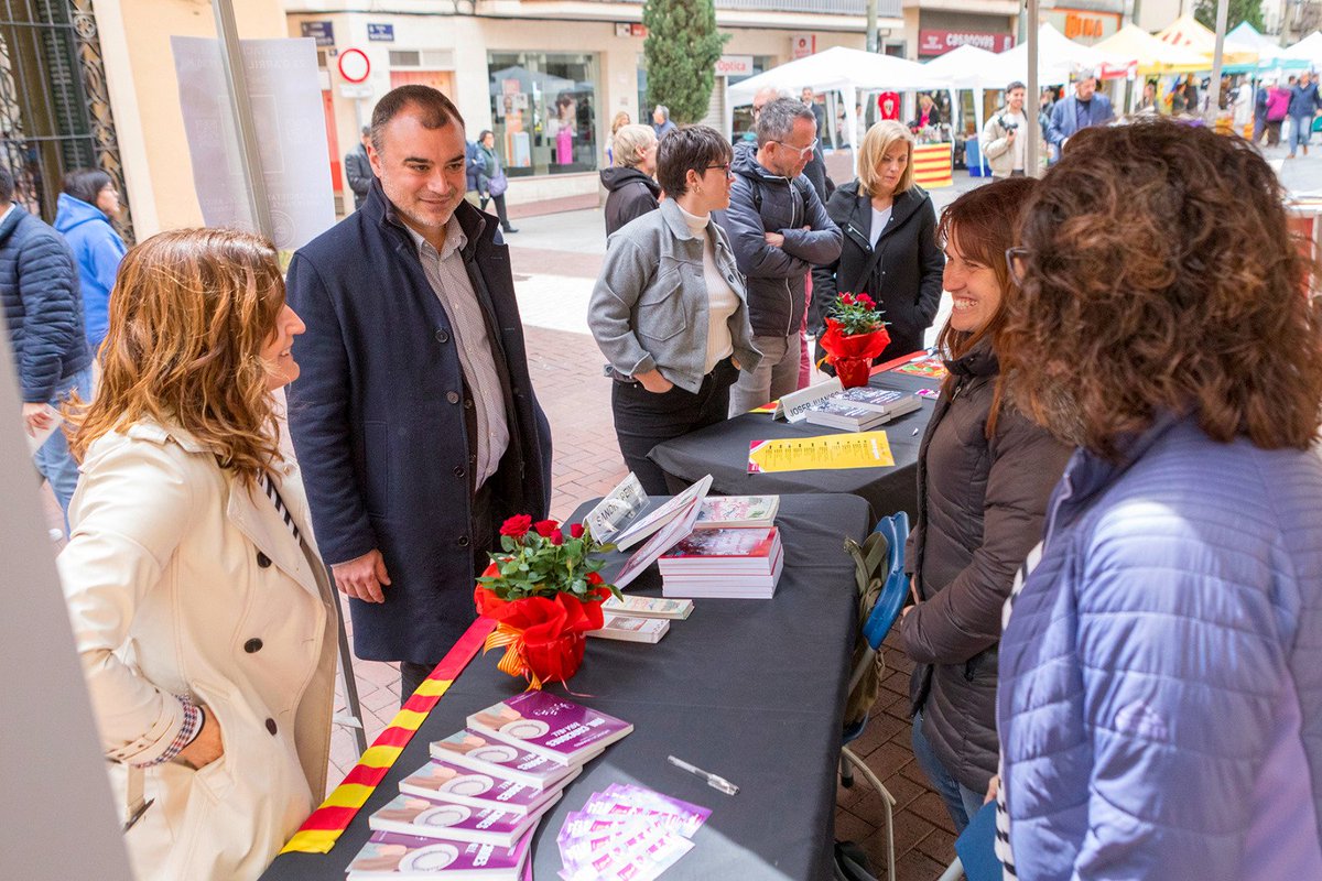 🌹 Aquest matí de Sant Jordi he fet una passejada per la ciutat acompanyant la vicepresidenta del Govern de la Generalitat, @LauraVilagra, que ha visitat Terrassa. Quin gran ambient que hem pogut viure i compartir! Gràcies per la visita! 📖