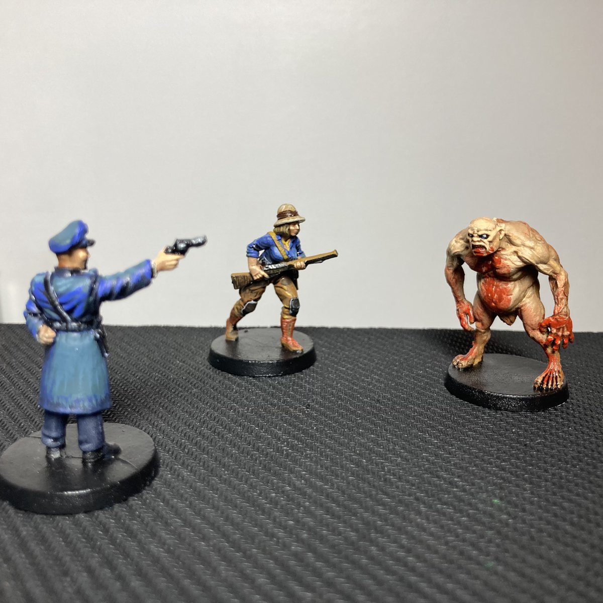 🎨 Voici l'un des monstrueux Tcho-Tcho de Cthulhu Death May Die Saison 2, ici cerné par 2 investigateurs

#CthulhuDeathMayDie #MyCMONday <a href="/CMONGames/">CMON</a> #peinturesurfigurine #paintingminis #miniaturepainting #lovecraft #WePaintMinis #paintedminis #cthulhu  #cmon #tabletop #boardgames