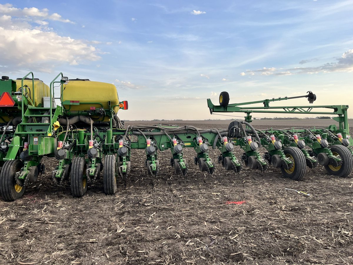 Central Illinois soybean 🌱in the ground yesterday… This plot brought to you by @LGSeeds @JohnDeere and @caseysgenstore ! #plant24 is on with a lot of dust flying the past few days. Let’s see what these high yielding soybeans can do!