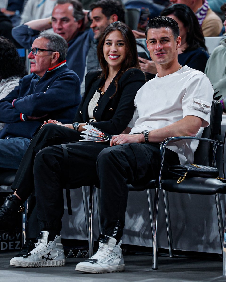 🤩 ¡Mirad quién ha venido a apoyarnos al WiZink! 👀 Look who came to the WiZink Center tonight! 🧤 @kepa_46 #EuroLeague