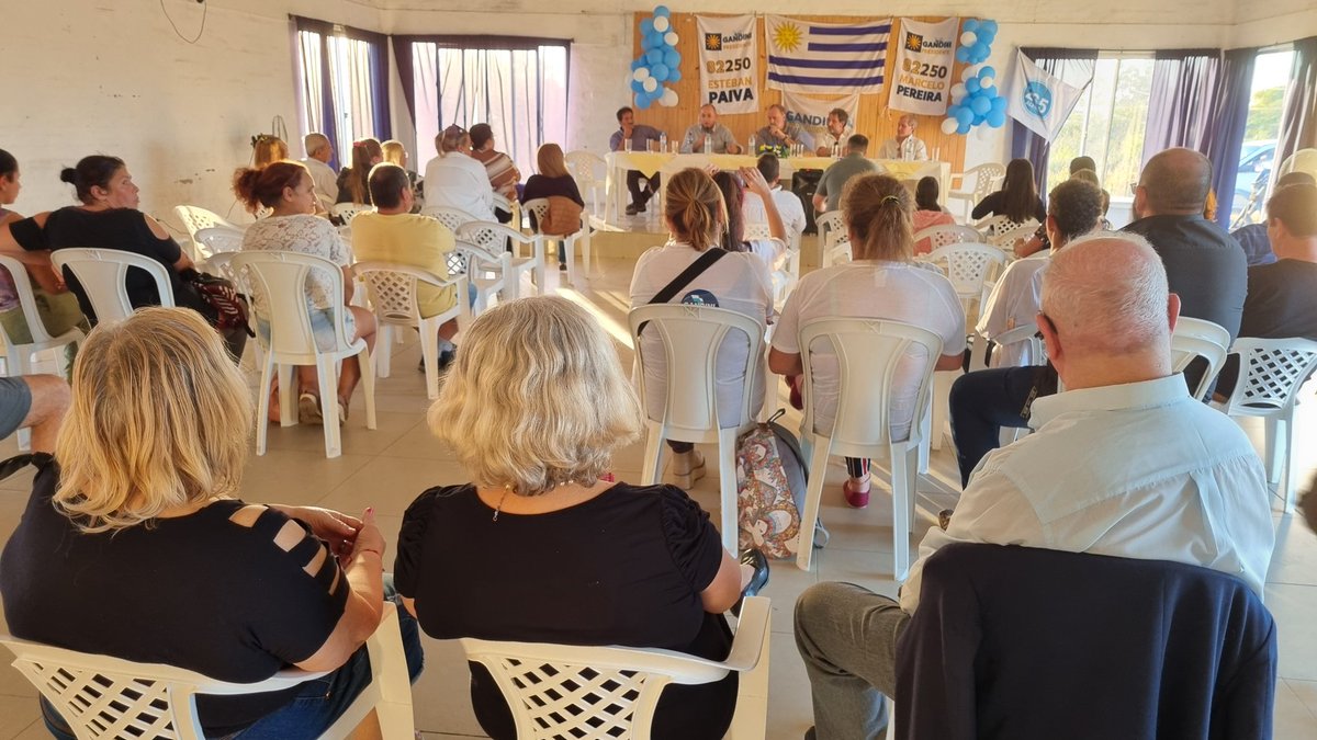 En Río Branco, el precandidato a la Presidencia de la República, @jorgegandini, junto a los referentes de Por La Patria, con vecinos. 'Nosotros elegimos el camino que teníamos que elegir para que el @PNACIONAL vote bien y seguir de largo con los cambios.'