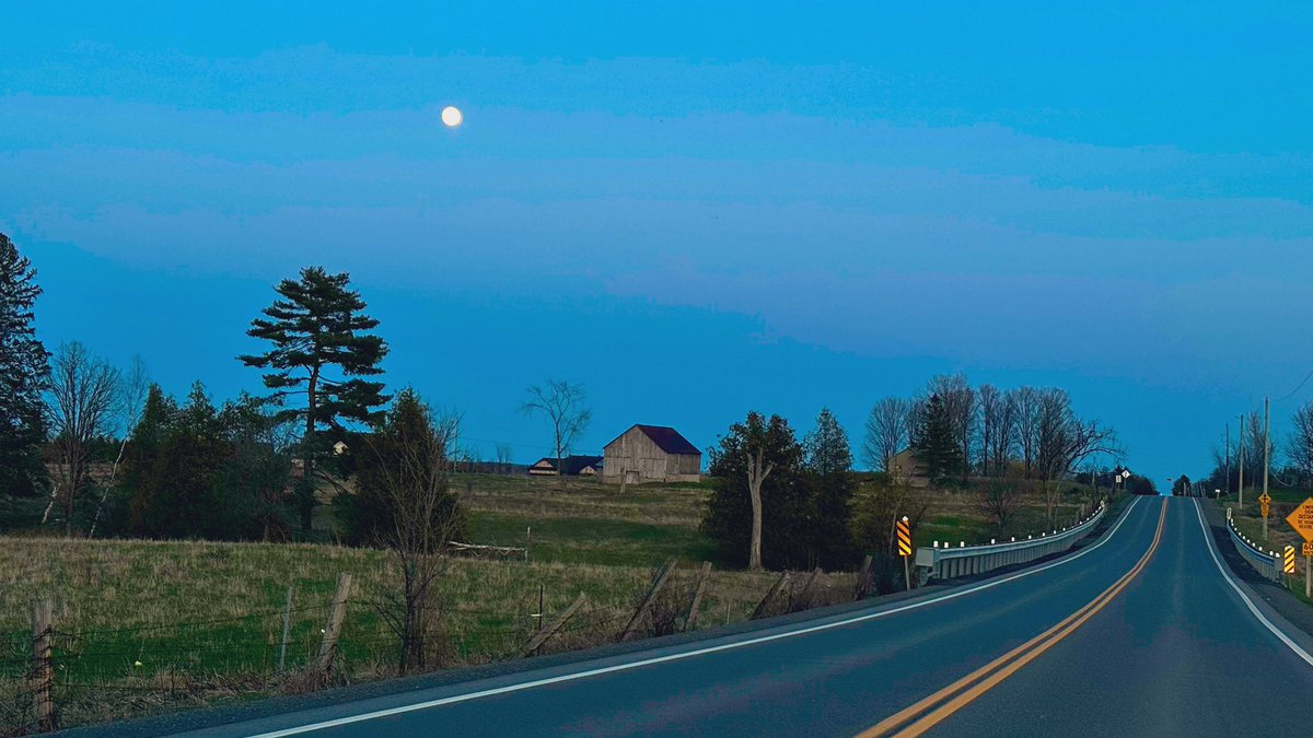 Full Moon Woodlawn ON @weathernetwork @CBCOttawa 
@CTVNews @BlacksWeather @ViktaPaulo @SnowHour @StormHour @_MarkSutcliffe @JimWatsonOttawa @NCC_CCN @NCC_GatPark