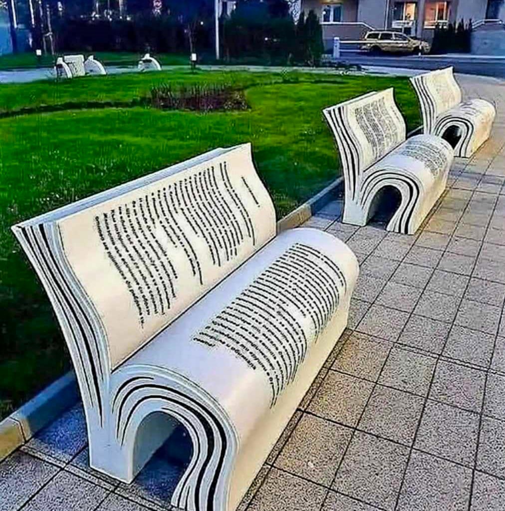 Who would like to bring their favorite book and read it here? 😍 
#etmulloney #bookpark #theme #greattheme #booklovers #amazingtheme #greatpark #wonderfulpark #bookish #greatdesign #parks #wonderfulbenches #bookthemebenches #anointedpathways #niceplace
