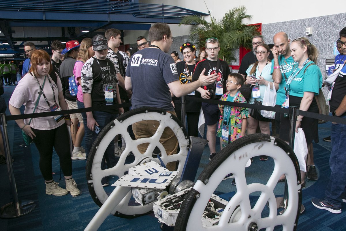 MouserElec's tweet photo. And a HUGE 👀 thank you to the Mouser-sponsored
@BattlebotsHuge (Jonathan, Maddie and Joe) for joining us in the Innovation Faire. 

We hope everyone had a chance to stop by, chat robotics with the team and get an autograph!!