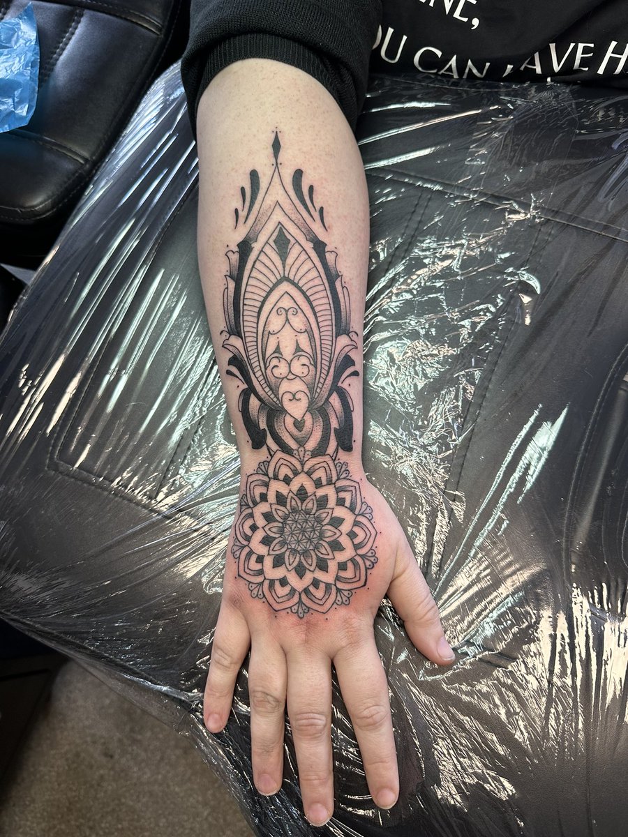 Start to a darker side of mandala tattoos😯🖤

#mandalatattoo #mandalaart #mandalaartist #mandaladesign #tattoosforgirls #ladieswithink #ribtattoo #oldempiretattoostudio #salfordoriginal #LittleHulton #inklife #blackandgreytattooartist #blackandgreyartist #tattoodesign