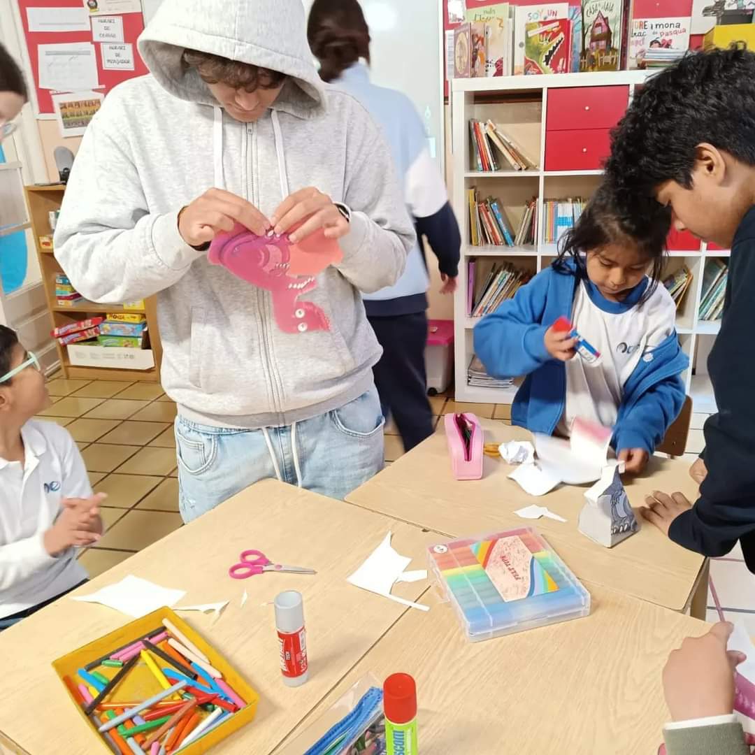 MDPBailen's tweet photo. Sant Jordi és taaaan bonic... 🌹📖🐉🗡️ Igual que la relació que tenen padrins/es amb fillols/es 🥰
Han passat una tarda junts súper divertida! 

#mdpbailen 
#padrinsifillols 
#santjordi2024 https://t.co/GRFwfoTUKa