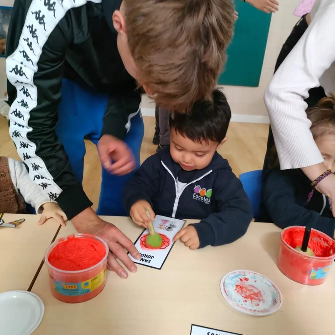 MDPBailen's tweet photo. Sant Jordi és taaaan bonic... 🌹📖🐉🗡️ Igual que la relació que tenen padrins/es amb fillols/es 🥰
Han passat una tarda junts súper divertida! 

#mdpbailen 
#padrinsifillols 
#santjordi2024 https://t.co/GRFwfoTUKa