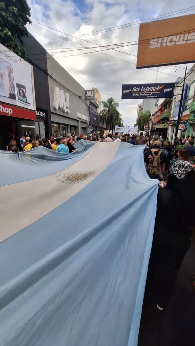 millsleo10's tweet photo. Soy estudiante en la Universidad Nacional de Misiones de la Facultad de Ciencias Económicas y mis hermanos también, un día de lluvia salimos a defender nuestros derechos estudiantiles. La Educación pública no se negocia 📚 
#MarchaUniversitaria https://t.co/CH2Q3uyxCT
