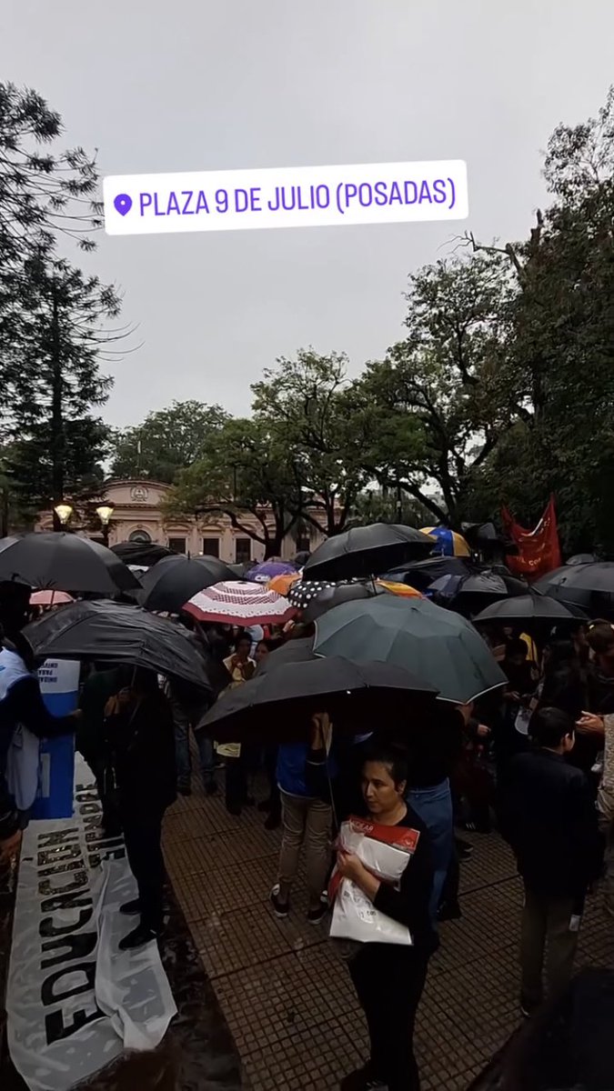 millsleo10's tweet photo. Soy estudiante en la Universidad Nacional de Misiones de la Facultad de Ciencias Económicas y mis hermanos también, un día de lluvia salimos a defender nuestros derechos estudiantiles. La Educación pública no se negocia 📚 
#MarchaUniversitaria https://t.co/CH2Q3uyxCT