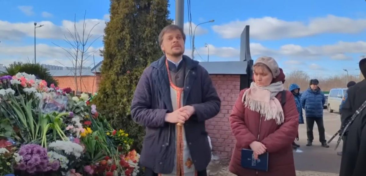oldLentach's tweet photo. Патриарх Кирилл запретил в служении священника, который отпевал Навального.

Настоятеля храма Покрова Пресвятой Богородицы Дмитрия Сафронова отстранили от служения на три года, следует из приказа Патриарха Кирилла. Причина такого решения в документе не указывается.

После трех лет будет принято решение о его дальнейшей службе. Священник отпевал Навального на 40 дней, был на погребении вместе с семьей политика и после него пел панихиды на его могиле.