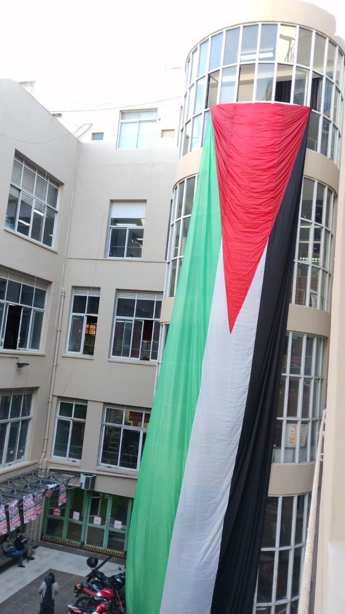 laderechadiario's tweet photo. 🇦🇷🇵🇸 | La foto que intentaron ocultar: La Facultad de Filosofía y Letras de la UBA colgó una bandera gigante de Palestina en el patio durante el mes de marzo en honor al grupo terrorista Hamás. https://t.co/GehxF1X4B2