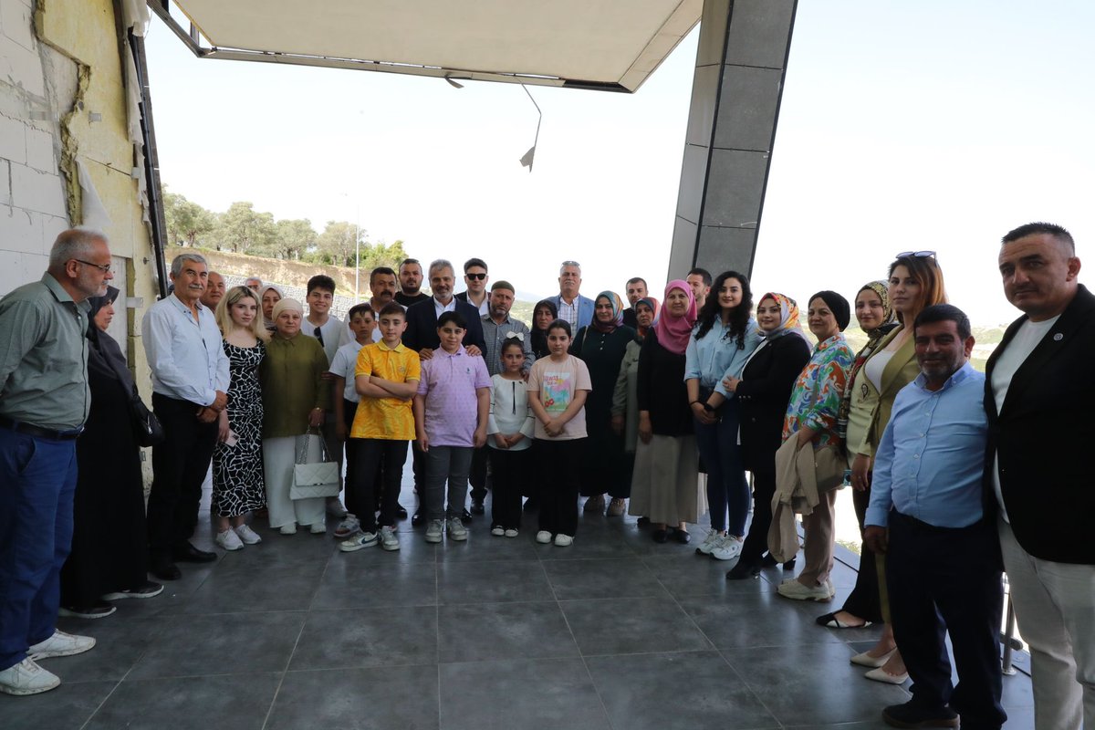 Şehit ve gazilerimizin ailelerine tebrik ziyaretleri için teşekkür ediyorum. Şehitlerimiz ve gazilerimiz, vatan uğruna gösterdikleri fedakarlık ve kahramanlıklarıyla tüm milletimizin gurur kaynağıdır. Emanetleri başımızın tacıdır. Daima minnet ve saygıyla anıyoruz.🇹🇷