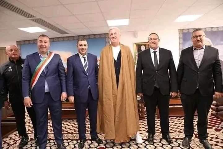 19Mohamed6's tweet photo. 👂كلام منقول من المدير العام لمصنع  مصبرات مجمع بلاط:
عجب عجيب عجاب 
مدرب المنتخب الوطني 
وظيفة مقابل راتب و أهداف لتحقيقها
امتيازات وظيفية منها التنقل والسكن والعلاوات
مبارتان وديتان وبعدها؛تجوال في كل البلد بقلاوة مقروط برنوس كادر...
من العاصمة للشلف لوهران لقسنطينة لسطيف 
#DZ https://t.co/DKowYuliBK