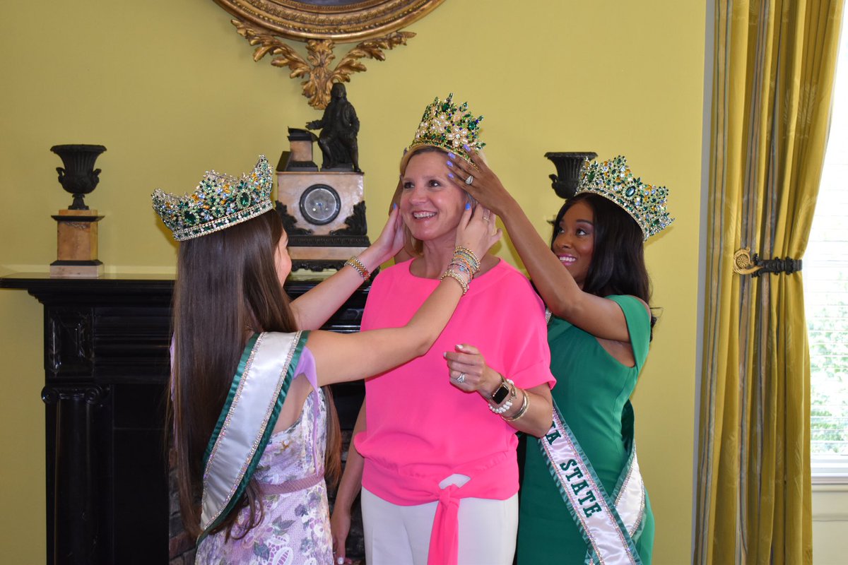 It was wonderful having Mrs. Magnolia State, Miss Teen Magnolia State, & Junior Miss Magnolia State stop by the Mansion! We had the best time talking about their initiatives! They even brought me my own crown! Thank you girls for a fun afternoon!👑