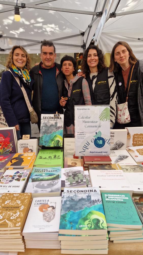 Un Sant Jordi ple de llibres ecoeditats!! @ecoedicio_cat @pol_lenedicions @Comanegra @akiarabooks #ecoedició #SegellEcoeditat #Sostenibilitat #economiacircular