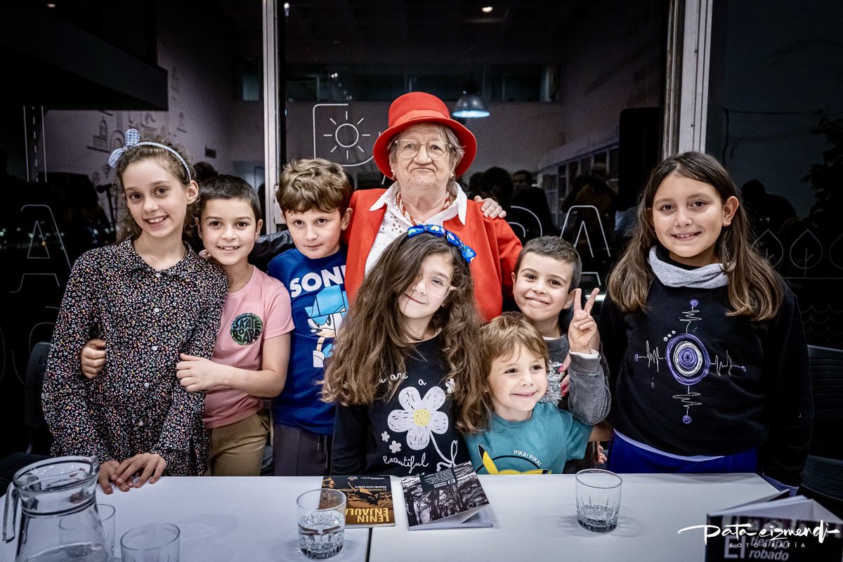 El linaje de Glenda.

Presentación del Libro 
“El Tiempo Robado”
de #GlendaRondan 

#fotografoslatam #people_infinity_ #fotoperiodismo #exploretheworld #documentaryphotography #great_capture_people #worldpressphoto
#fotoperiodismouruguay #photooftheday #bnwphotography