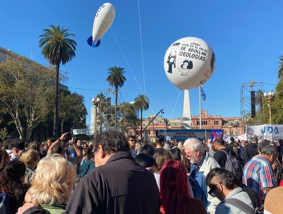 Luis_Delia's tweet photo. ¡ME CAGO EN EL DÉFICIT FISCAL!

@JMilei produce este vaciamiento humillante contra el pueblo argentino y la #UniversidadPublica para tener "superávit fiscal".

Y sin embargo, EEUU opera con un déficit fiscal de U$S 3 billones. Este gobierno encara una pelea falsa para satisfacer a los que prometen prestarnos, para volver a endeudarnos.

Defendamos todas y todos la #EducacionPublica y apoyemos esta #MarchaUniversitaria ✌🏾

📍 #PlazadeMayo