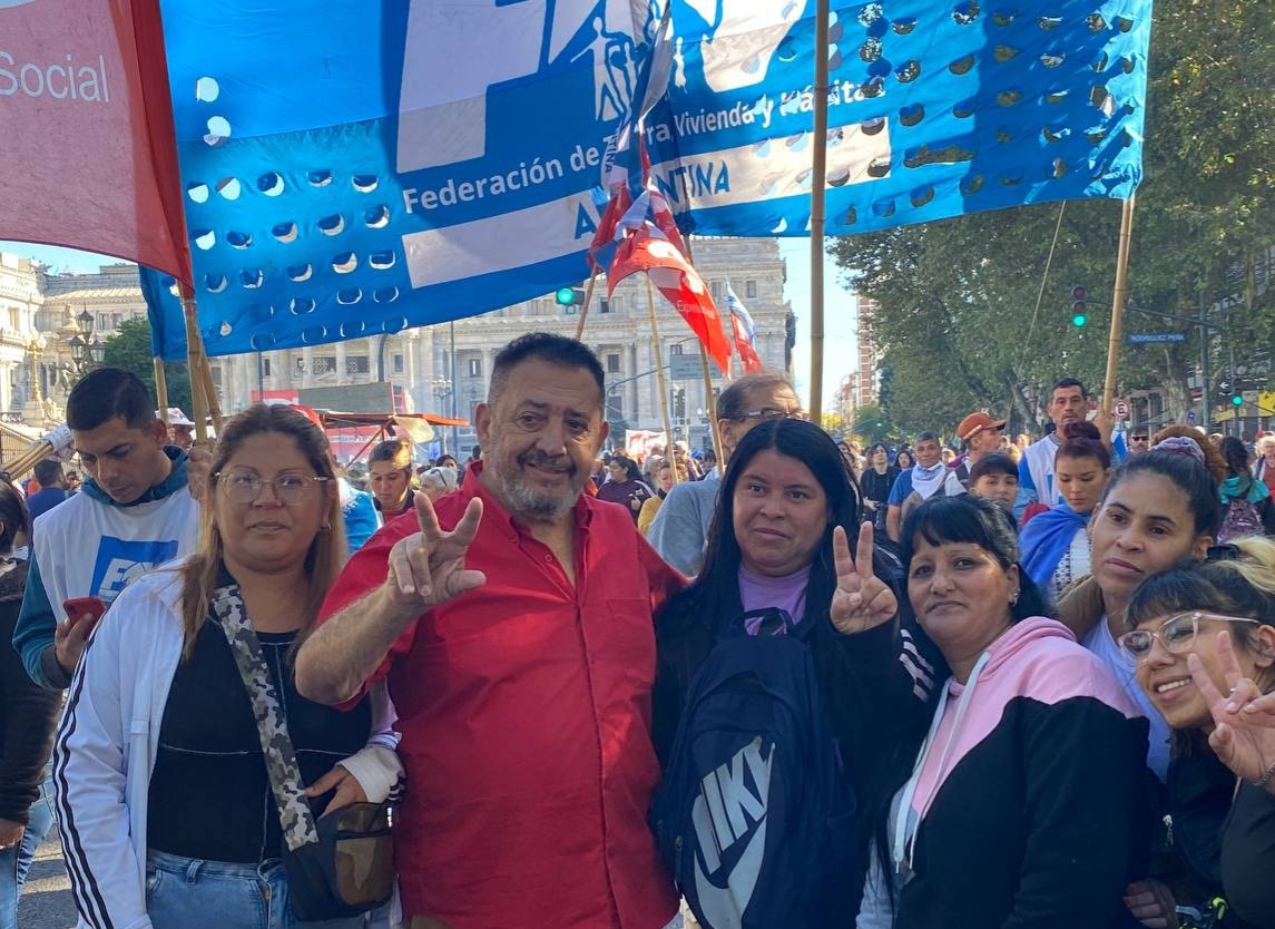 Luis_Delia's tweet photo. ¡ME CAGO EN EL DÉFICIT FISCAL!

@JMilei produce este vaciamiento humillante contra el pueblo argentino y la #UniversidadPublica para tener "superávit fiscal".

Y sin embargo, EEUU opera con un déficit fiscal de U$S 3 billones. Este gobierno encara una pelea falsa para satisfacer a los que prometen prestarnos, para volver a endeudarnos.

Defendamos todas y todos la #EducacionPublica y apoyemos esta #MarchaUniversitaria ✌🏾

📍 #PlazadeMayo