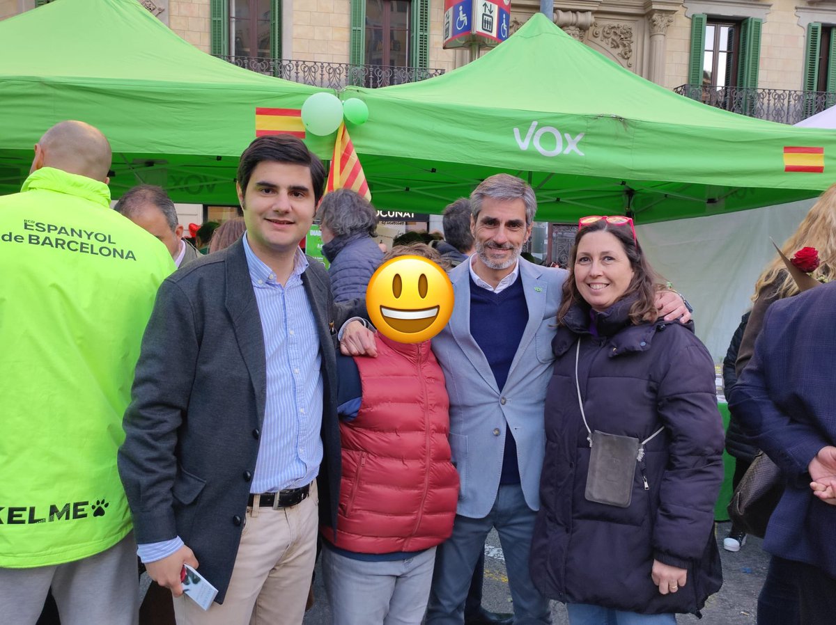 La celebración de San Jorge es una sana costumbre. La sociedad catalana recupera por un día la alegría y la cohesión social que algún día tuvo. @VOX_Cataluna ha desplegado hoy sus carpas por toda la geografía, recibiendo el apoyo de multitudes con ganas de recuperar Cataluña.