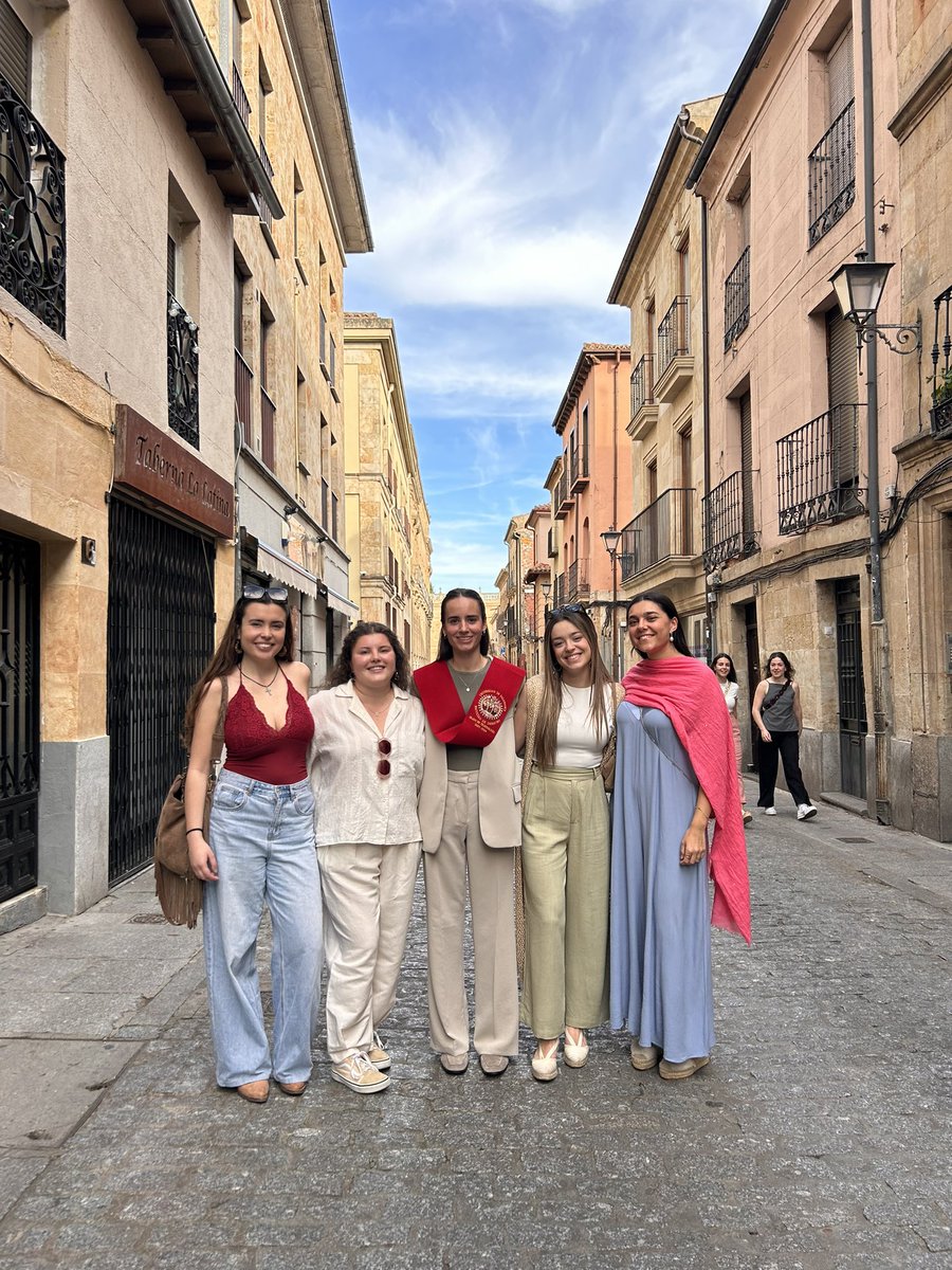 blancasls_'s tweet photo. Te vas a estudiar a Salamanca y te enamoras de esa ciudad de ensueño que te describía tu madre ❤️ https://t.co/QQc1oDhHXS