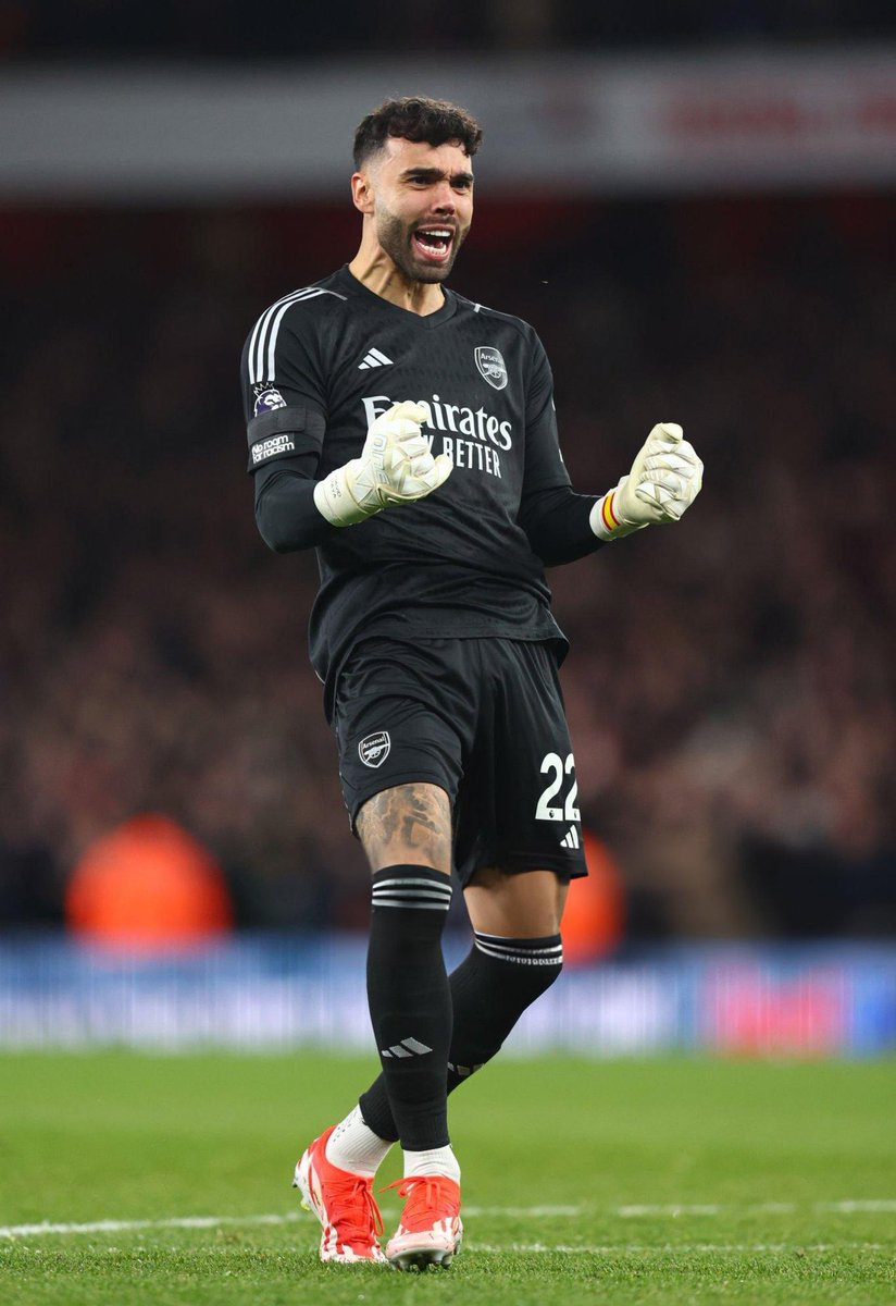 IDGoonerscom's tweet photo. BTW, KASIH SELAMAT DULU KE DAVID RAYA! 

Dia sudah memastikan mendapatkan Golden Gloves musim ini! 14 clean sheet sudah tidak mungkin terkejar di sisa laga. Musim pertama buat Arsenal, main ngga full, langsung Golden Gloves. Congrats, Raya! https://t.co/xs1DPQ44PN