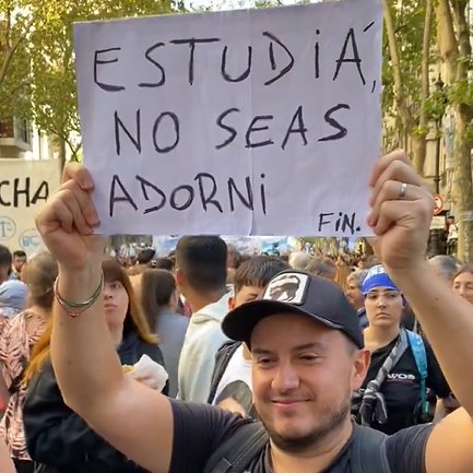 estoesblender's tweet photo. ¿Y si armamos un hilo con los mejores carteles que se vieron en la marcha? Acá van algunos.

#MarchaUniversitaria https://t.co/ie2br52cXA