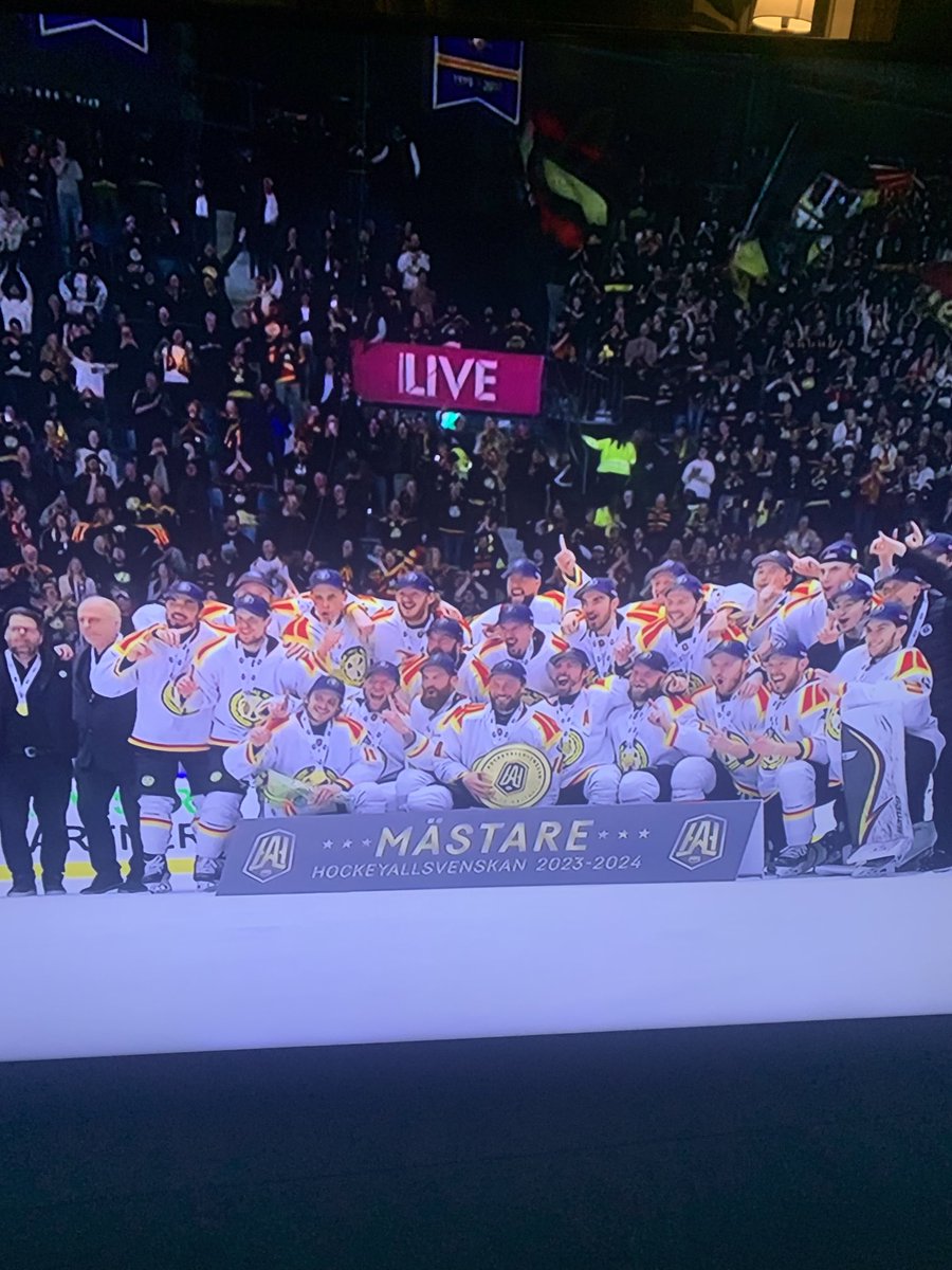 Så underbart att Brynäs är tillbaka i svensk hockeys finrum. Men lika skönt är det att inget Stockholmslag är där. Fortsätt harva på bara.