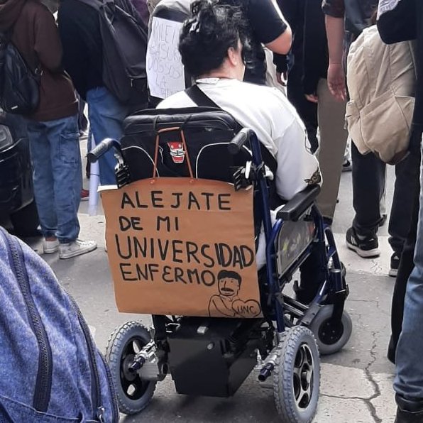 ¿Y si armamos un hilo con los mejores carteles que se vieron en la marcha? Acá van algunos.

#MarchaUniversitaria